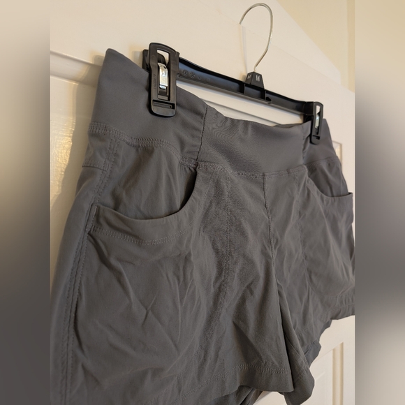 Mountain Hardwear Dynama 4in Short in Light Storm - Medium - Picture 4 of 10